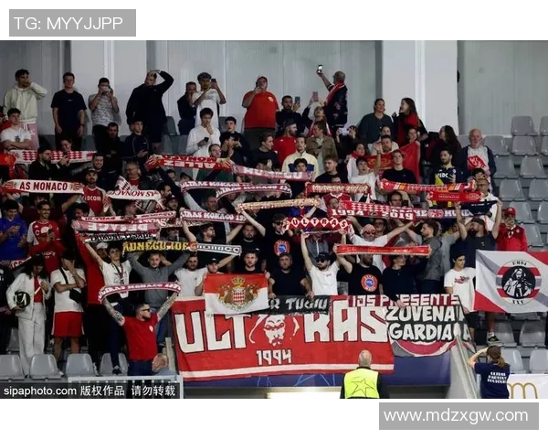 足球明星巡回演出盛典：激情四溢的绿茵场上与球迷共庆荣耀时刻